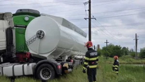 Alertă în județul Giurgiu. Un tren marfar încărcat cu motorină a lovit o cisternă care transporta combustibil